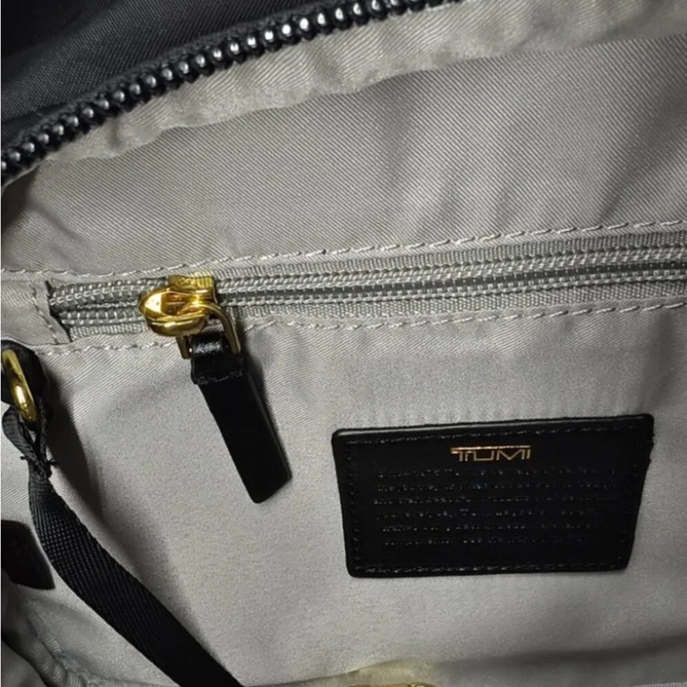 ✨ TUMI Voyageur Small Crossbody Bag Black Gold Hardware Like New - Picture 4 of 5